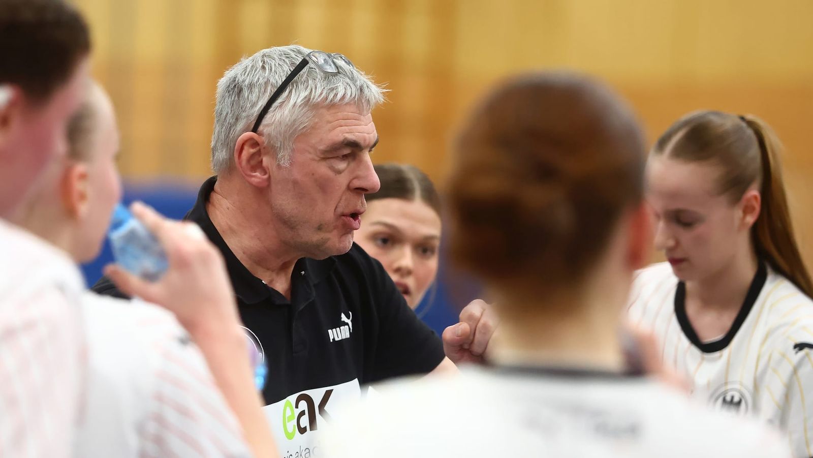 Abwehr mit Licht und Schatten