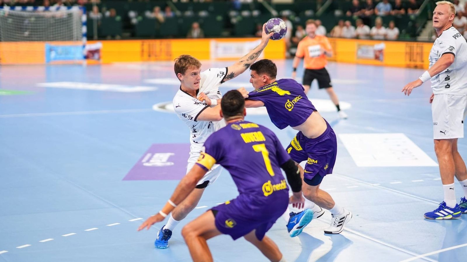 Kiel gewinnt erstes Halbfinale beim SO-TECH Cup knapp