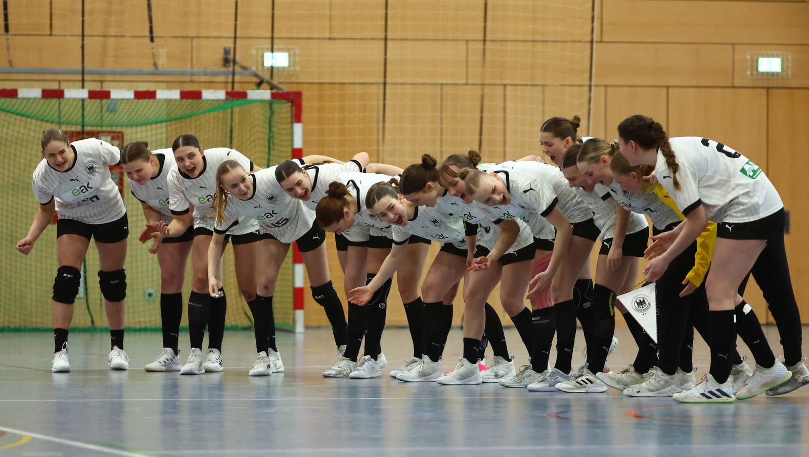 Mit 16 Spielerinnen ins Fernost-Abenteuer