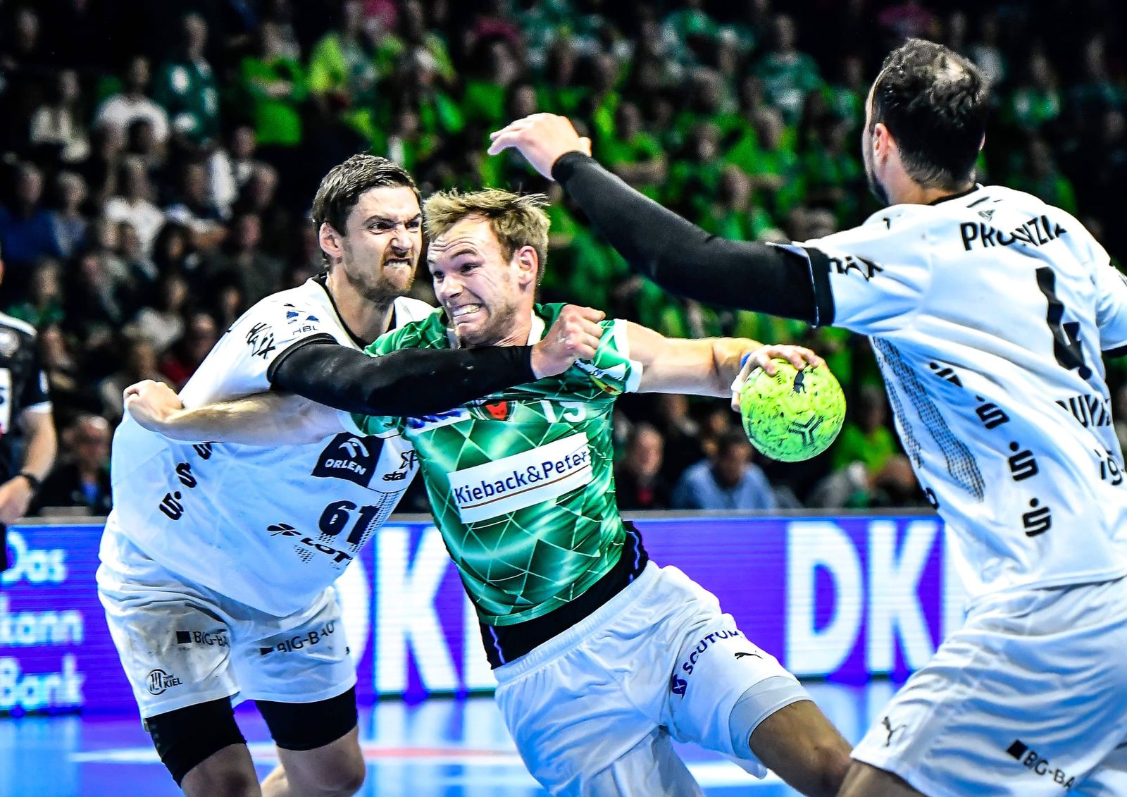 Füchse schlagen THW Kiel deutlich