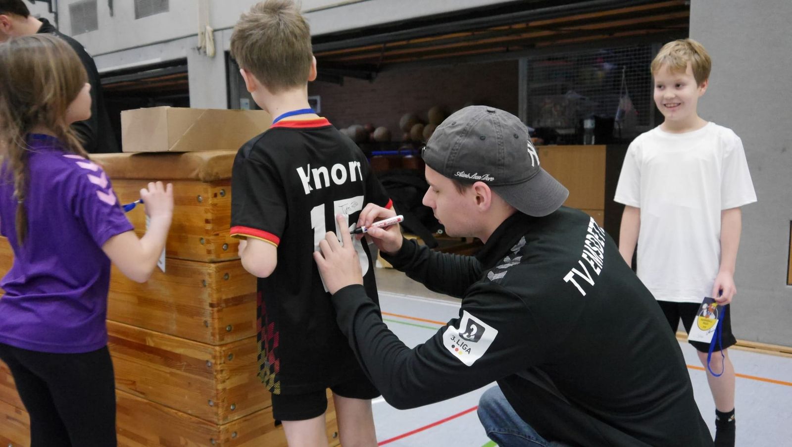 "In der Grundschule mit dem Handball spielen starten"