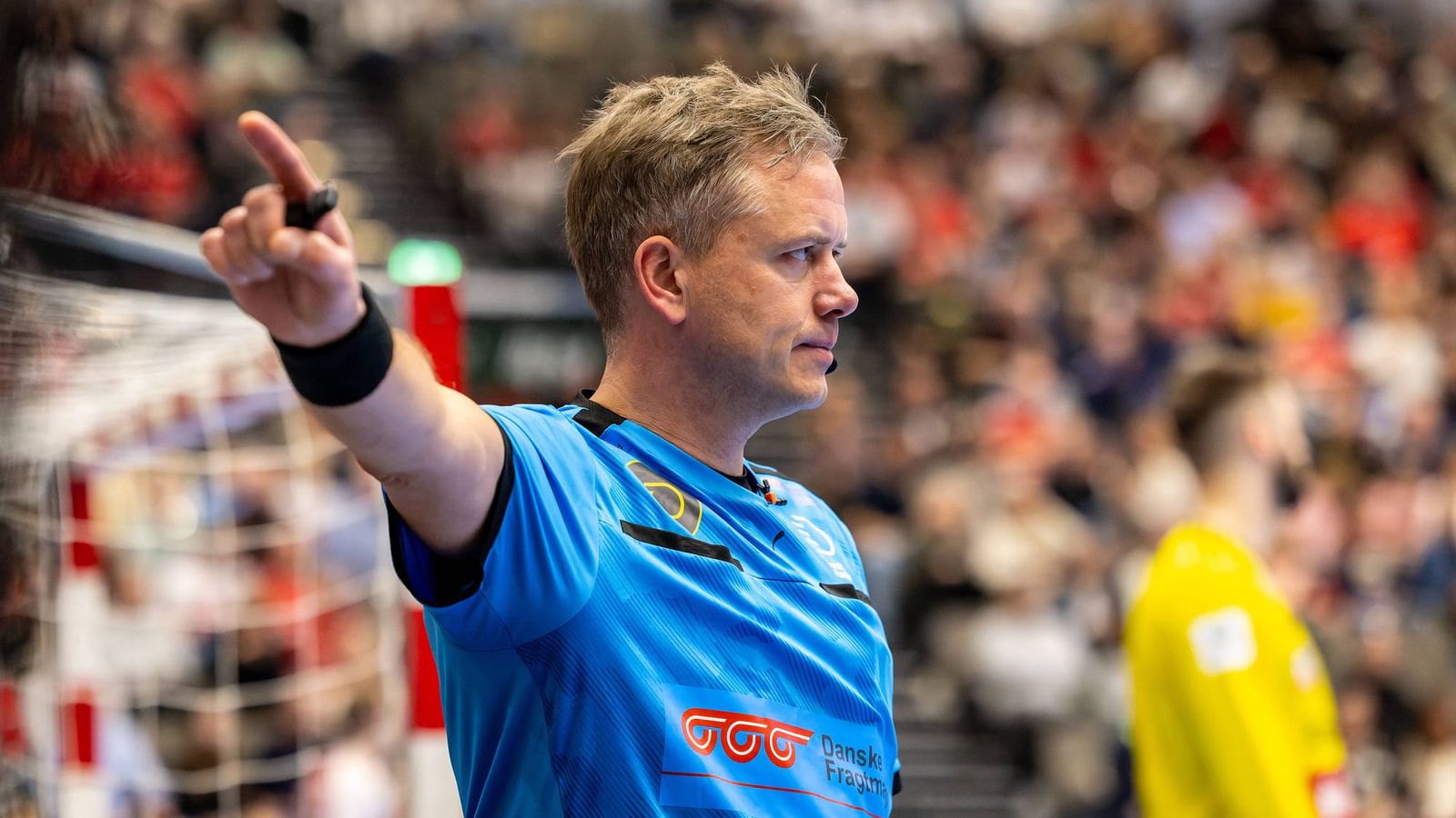 Schiedsrichter Madsen erneut vom Feld getragen