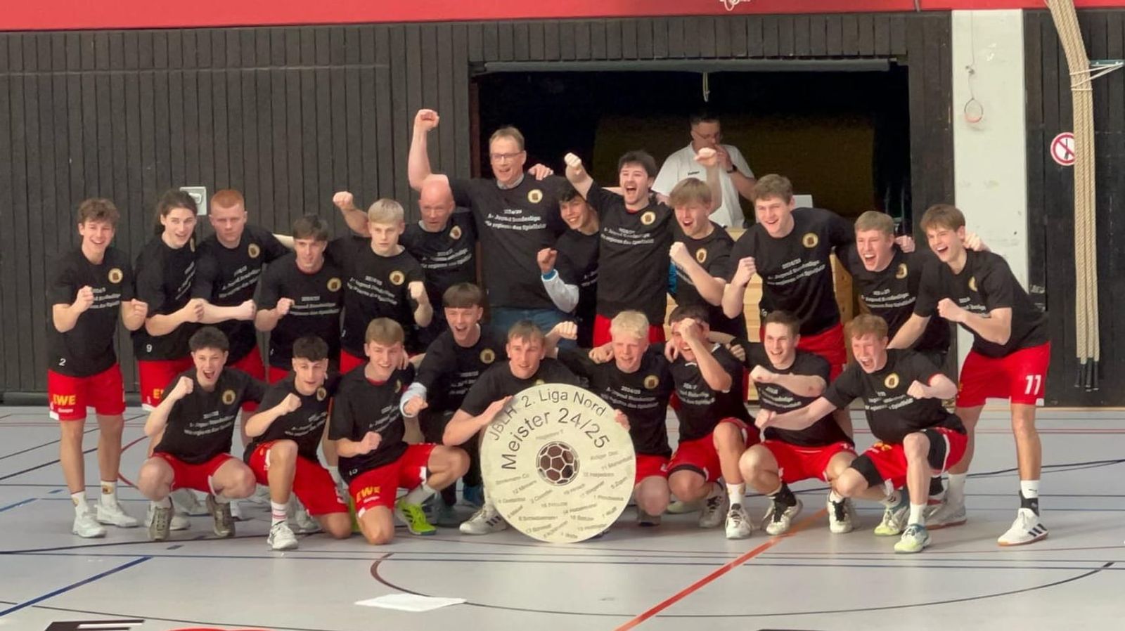 Horneburg feiert mit Schale und trifft im Finale auf Pforzheim