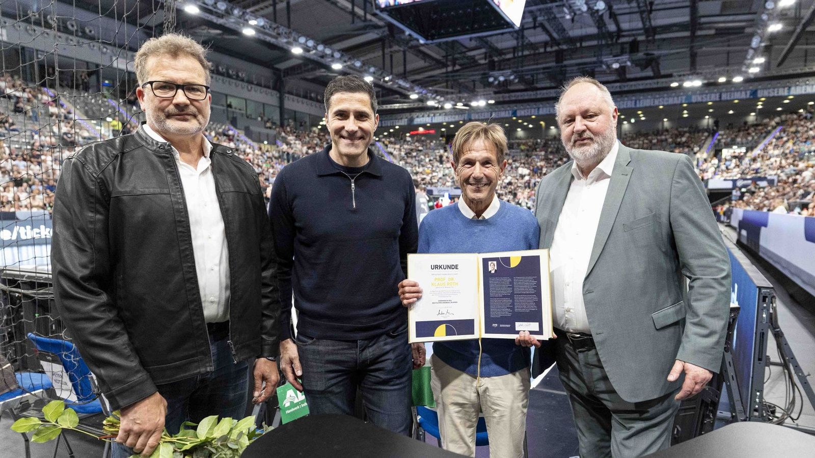 Klaus Roth trägt sich ins Goldene Buch des DHB ein
