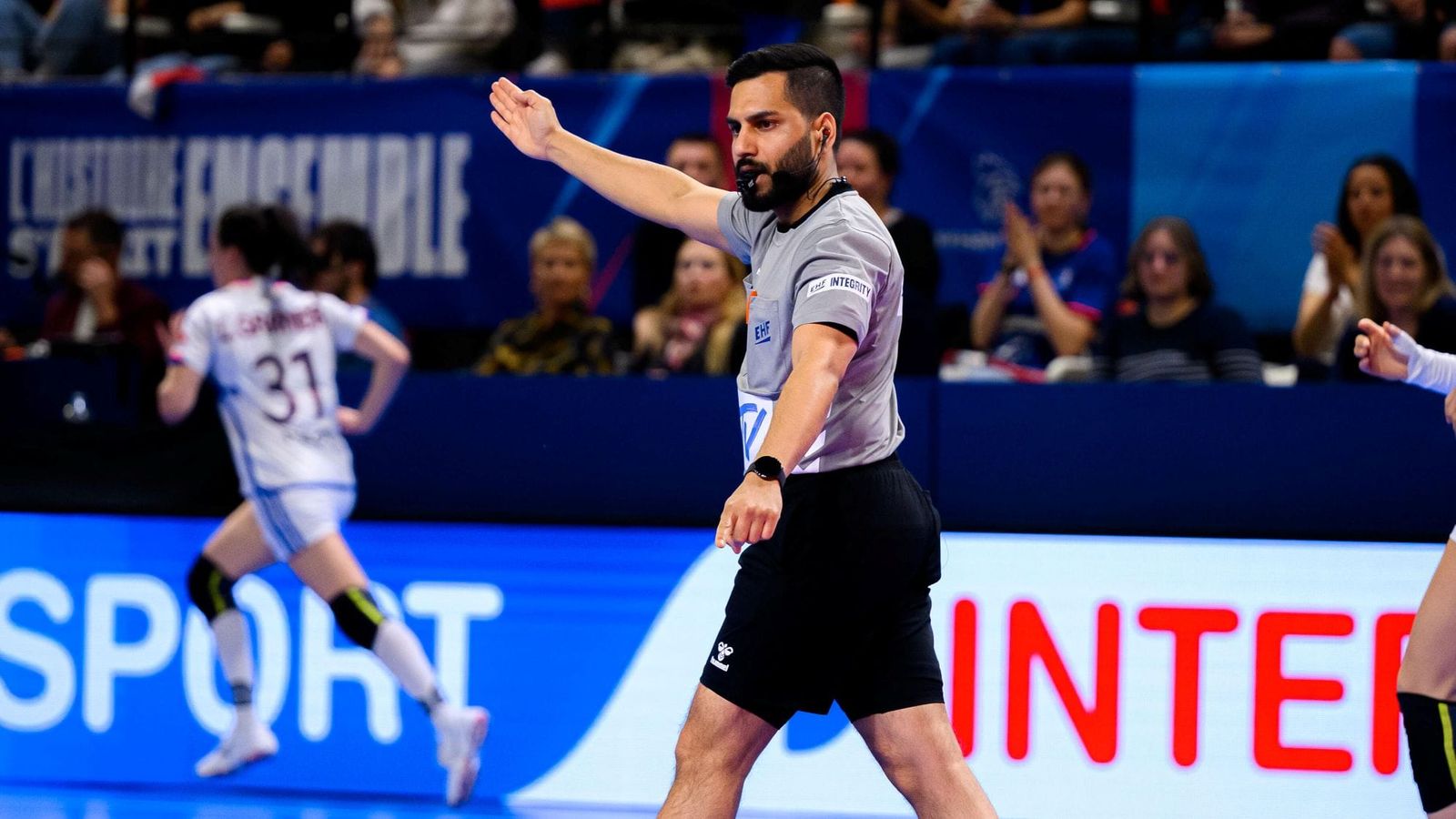 Keine Auszeit: Deutsche Schiedsrichter*innen im Sommer international im Einsatz