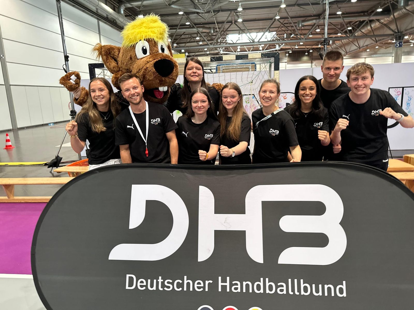 Junge Engagierte mit Hanniball beim Deutschen Turnfest