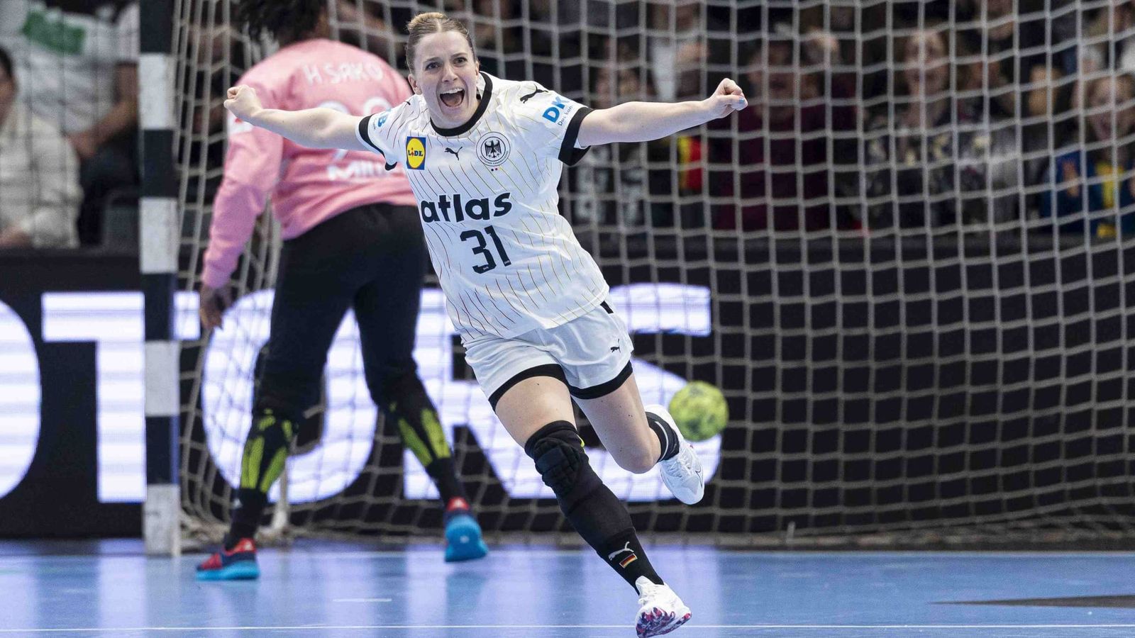 Rote Karte für... Ernährungsmythos: „Mehr Protein = mehr Muskeln – egal wie?“