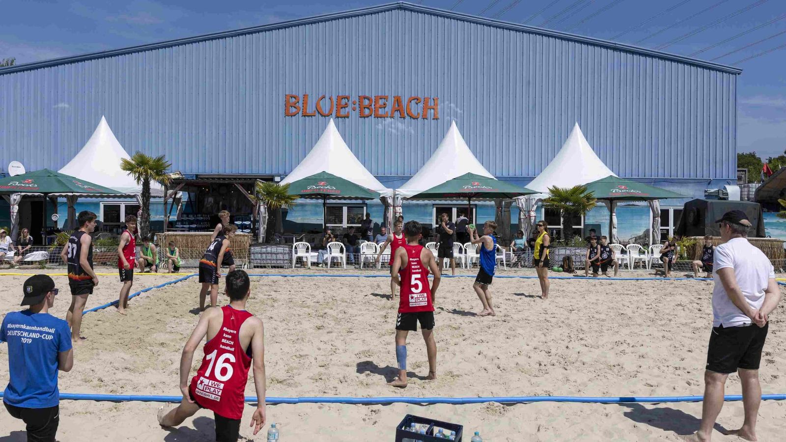 Ernährung bei Sommerturnieren: Bratwurst vs. Energieriegel