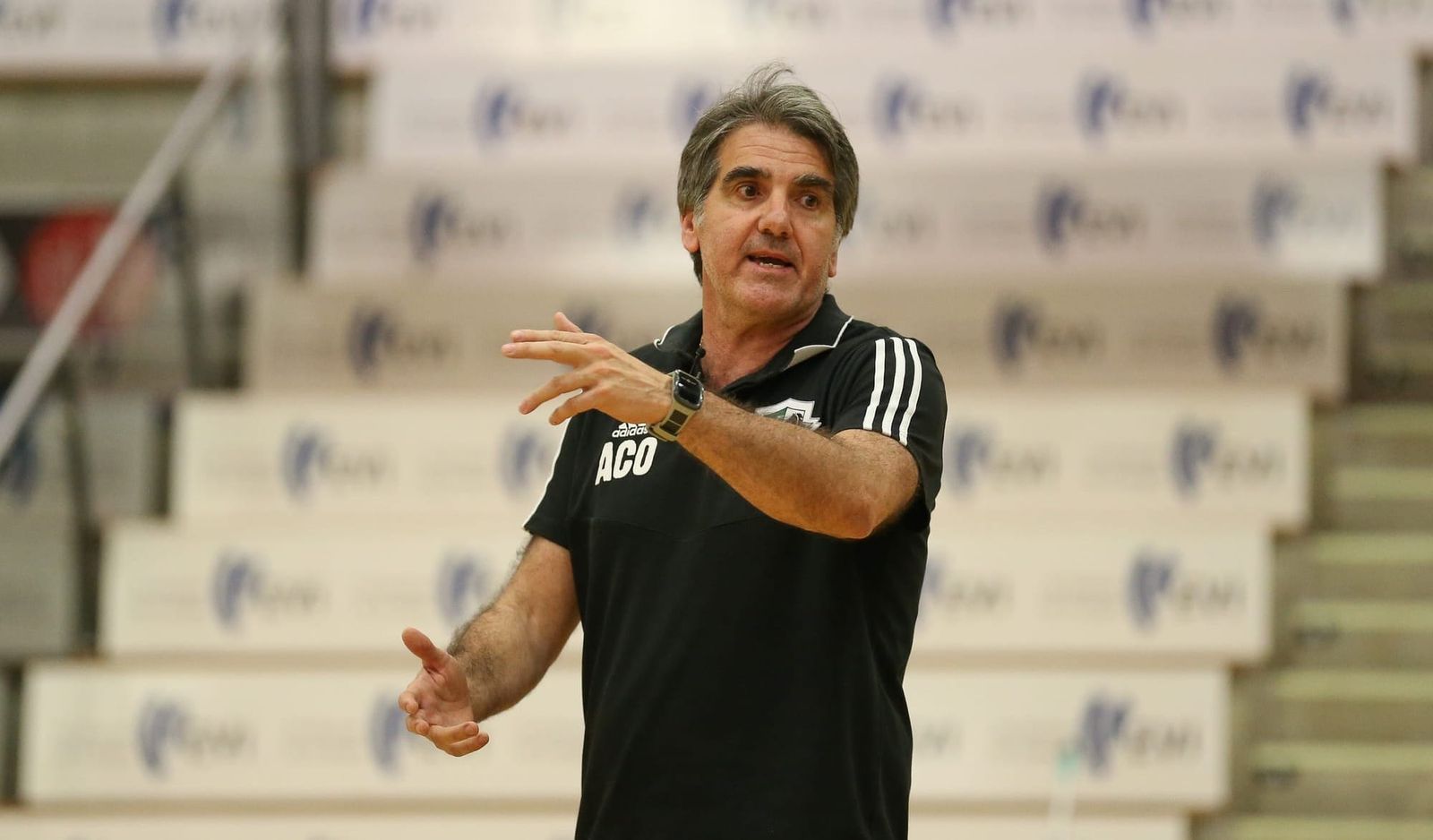 Welttrainer Carlos Ortega referiert in Hildesheim