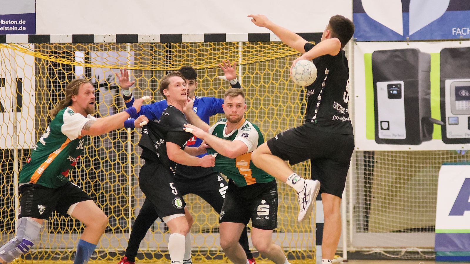Spitzen-Duo hält sich schadlos, Empor Rostock klettert