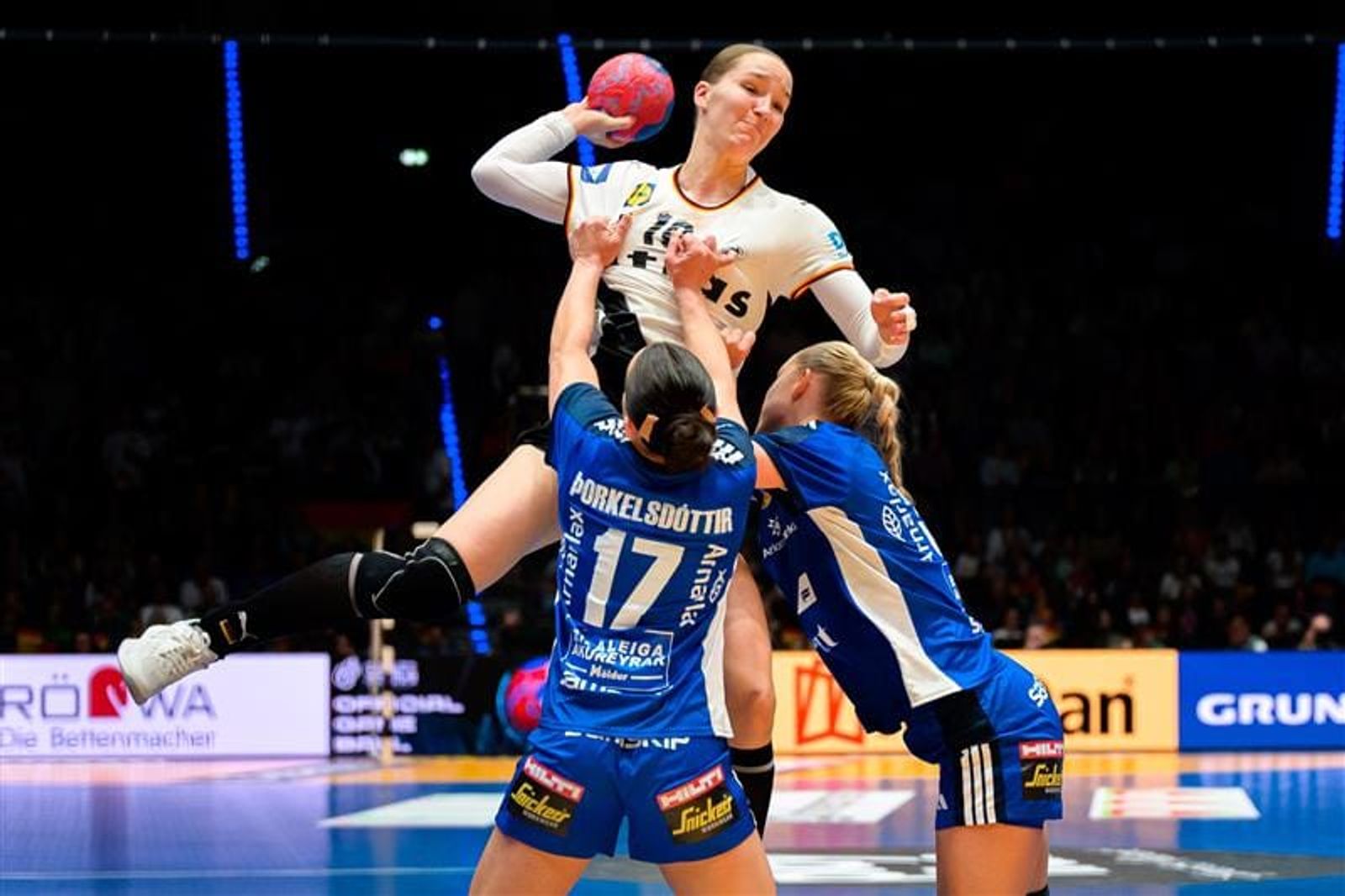 "Macht sich keinen Kopf": Kühne überzeugt bei WM-Debüt