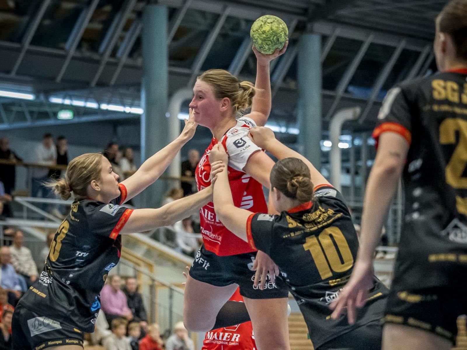 Die Bären wollen an der Spitze überwintern, Wolfschlugen lauert